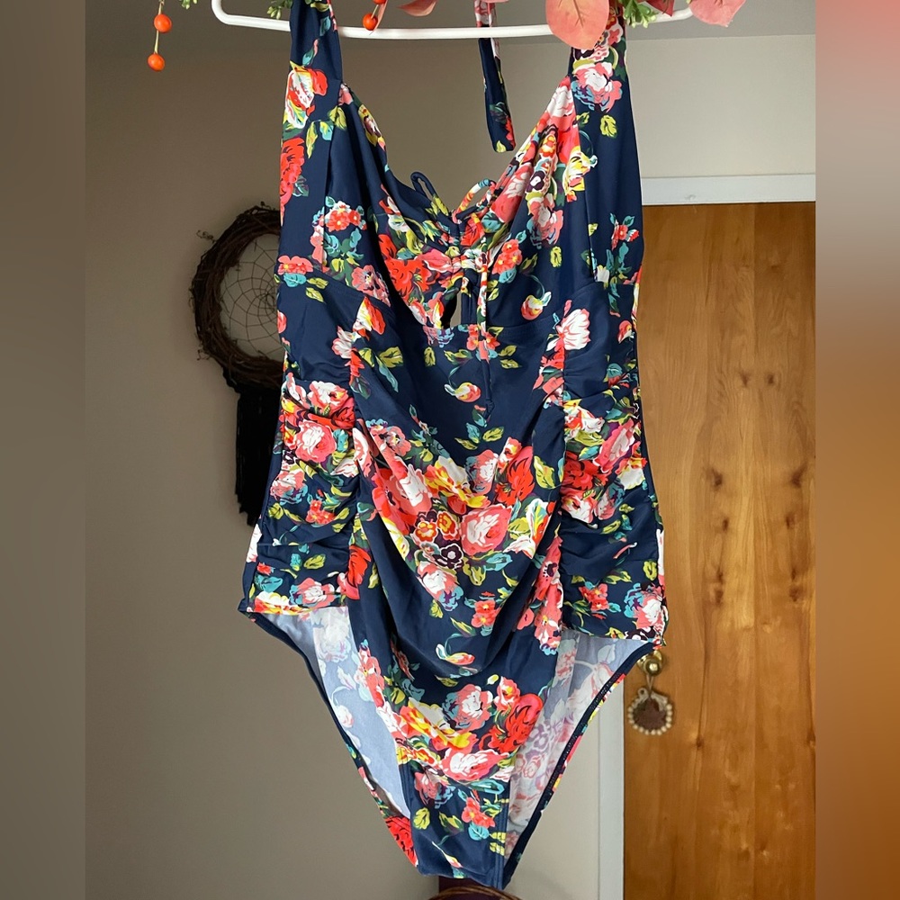 Women’s halter top style swimsuit. Size 3XL